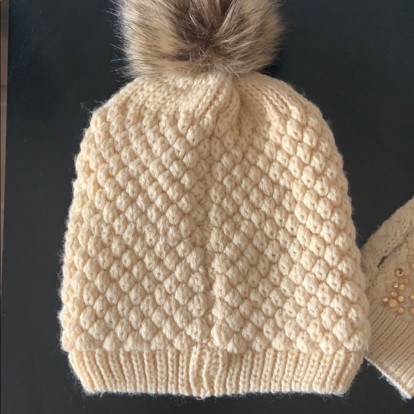 Hat with Pom Pom and Mitts / Gloves Set - Picture 4 of 5